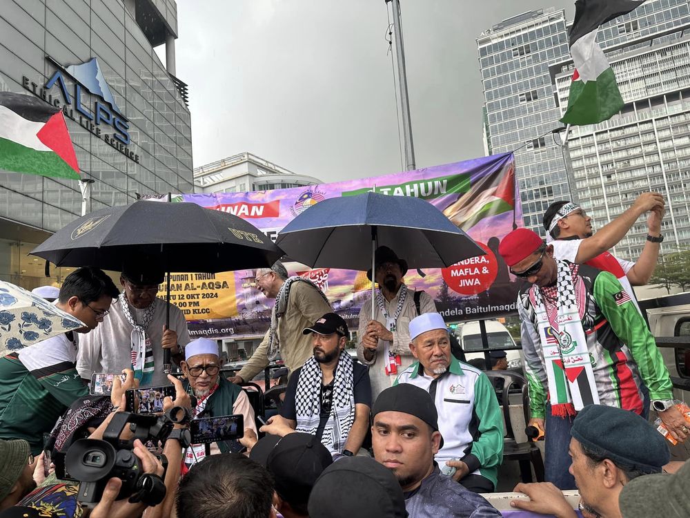 挺巴勒斯坦集会一周年 数百人到使馆谴责美国